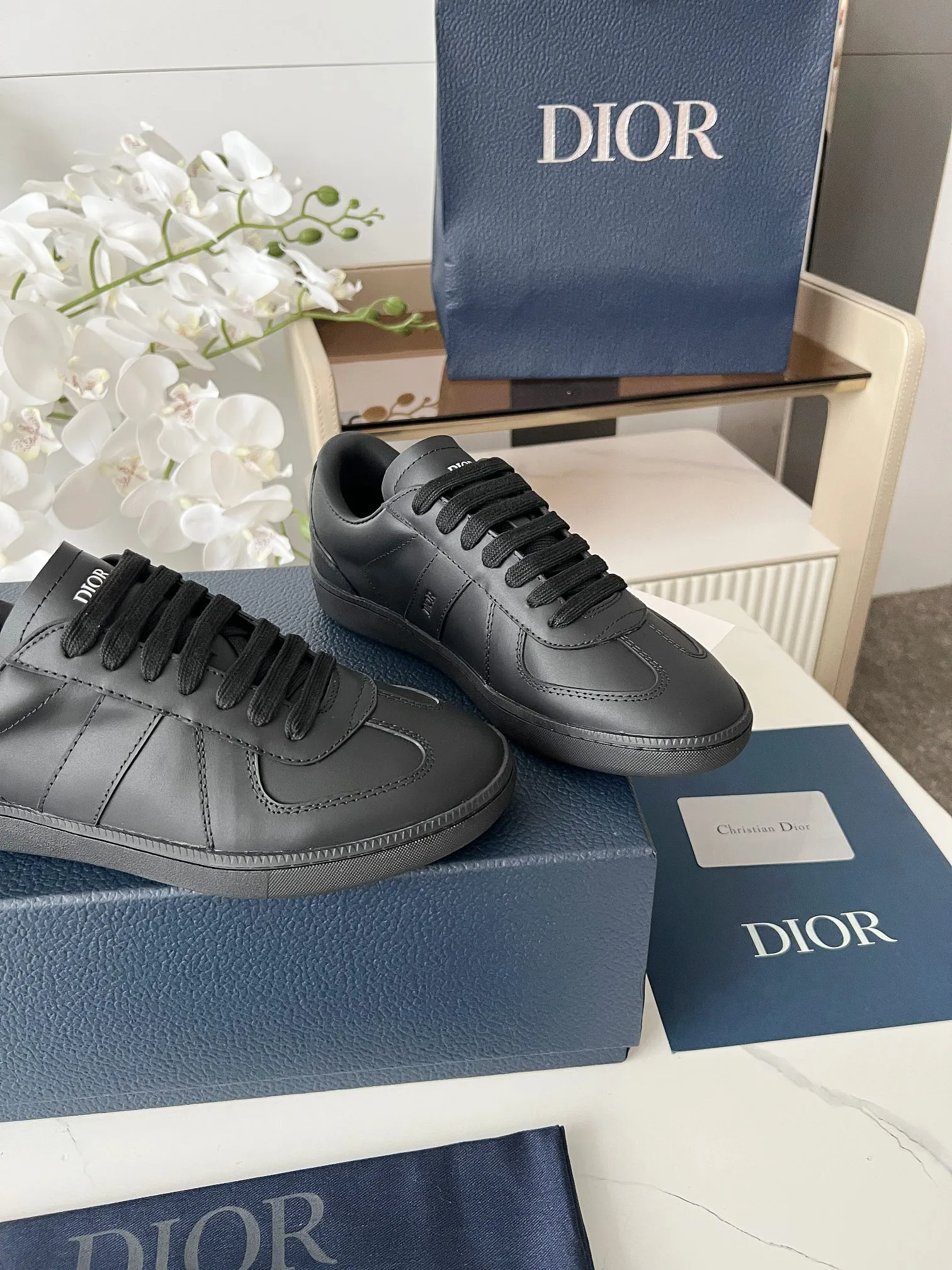 Men's Men's Shoes💰420 [New Style]🍿🍿Dior Dior Size: 38-44 (45 customized) 2025 new Dior B01 top version of moral training shoes! ! ! Made of white and brown first-layer cowhide, paired with white high-mercerized smooth suede, the upper is fully oiled and the original TPU molded outsole. New to the Fall 2025 collection, this sneaker marks the return of Dior’s classic style, reinterpreted in a stylish and elegant silhouette. Crafted from brown and white smooth first-grain cowhide, it's decorated with white high-mercerized cow suede splicing to enhance the style. Lined in tonal silk sheepskin, the shoe is finished with the Dior logo on the tongue and inner sides, and the CD icon on the heel. Paired with amber Tpu non-slip soles, it can be matched with various styles to create a sophisticated look.